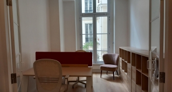  Bureau équipé avec 2 postes dans un cabinet de droit des affaires à Bourse (Paris 2) 